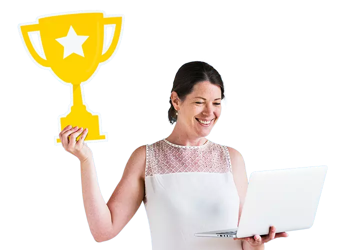 Hymyilevä nainen pitelemässä kannettavaa tietokonetta ja palkintoa