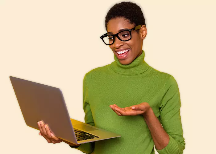 Eine Frau mit Brille, die einen Laptop hält